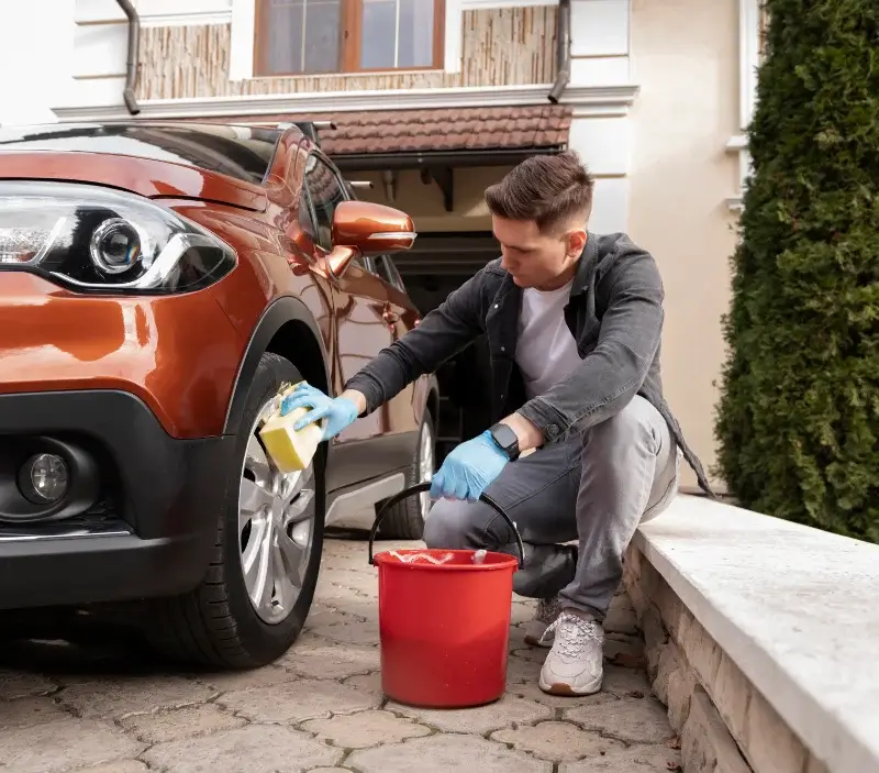 Lavage auto à domicile Carentan-les-Marais : professionnel intervenant sur un véhicule